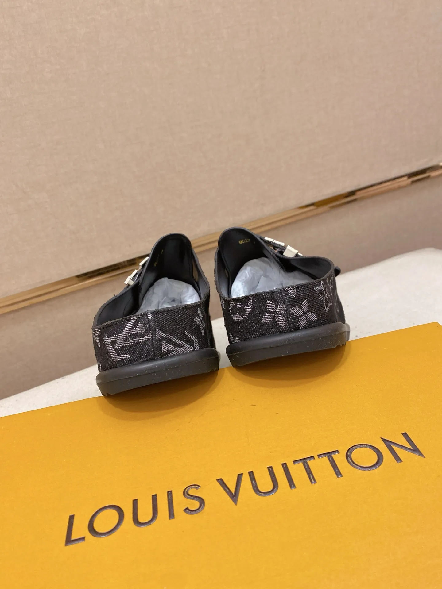 Men's shoes 💰: 360💰LV made 🔍Top purchasing agents, men's spring and summer slippers are available at the same counter. The uppers are made of Italian imported denim with logo graphics and high-quality craftsmanship. The soles are original soles specially provided by the original factory. The exclusive movable molded soles are super comfortable. Original factory follow-up products. 🔍🔍High quality. You can enter and exit the counter at will. Welcome to compare. The code number is 38-44.